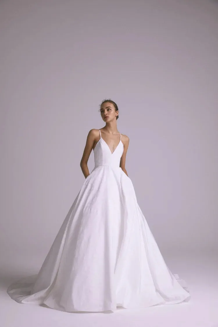 Amsale "Pilar"