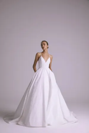 Amsale "Pilar"
