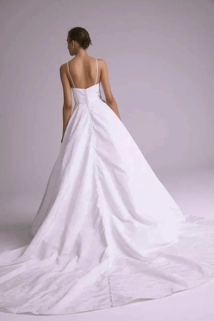 Amsale "Pilar"