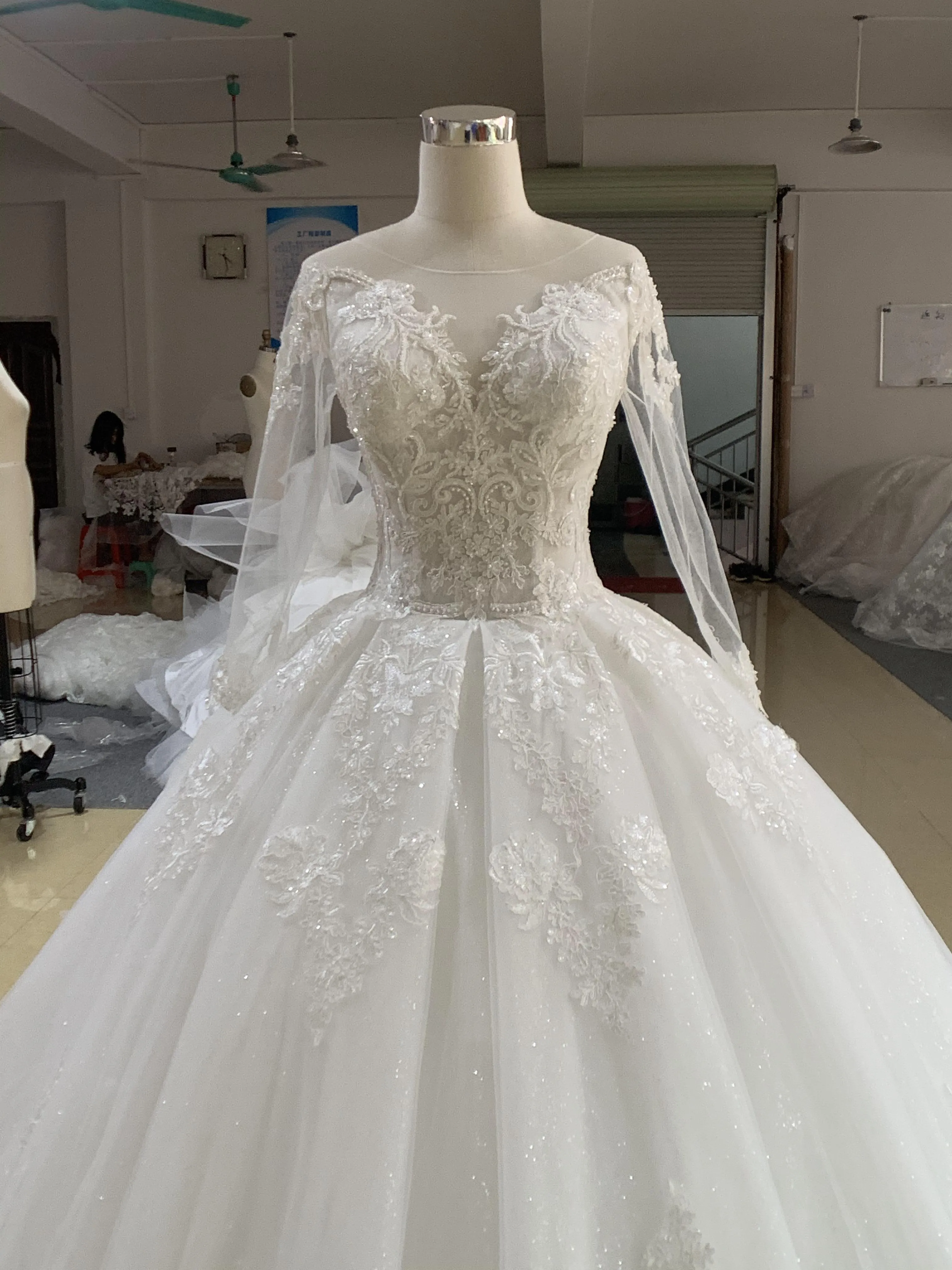 BYG luxury sweetheart long sleeves wedding dress lace up