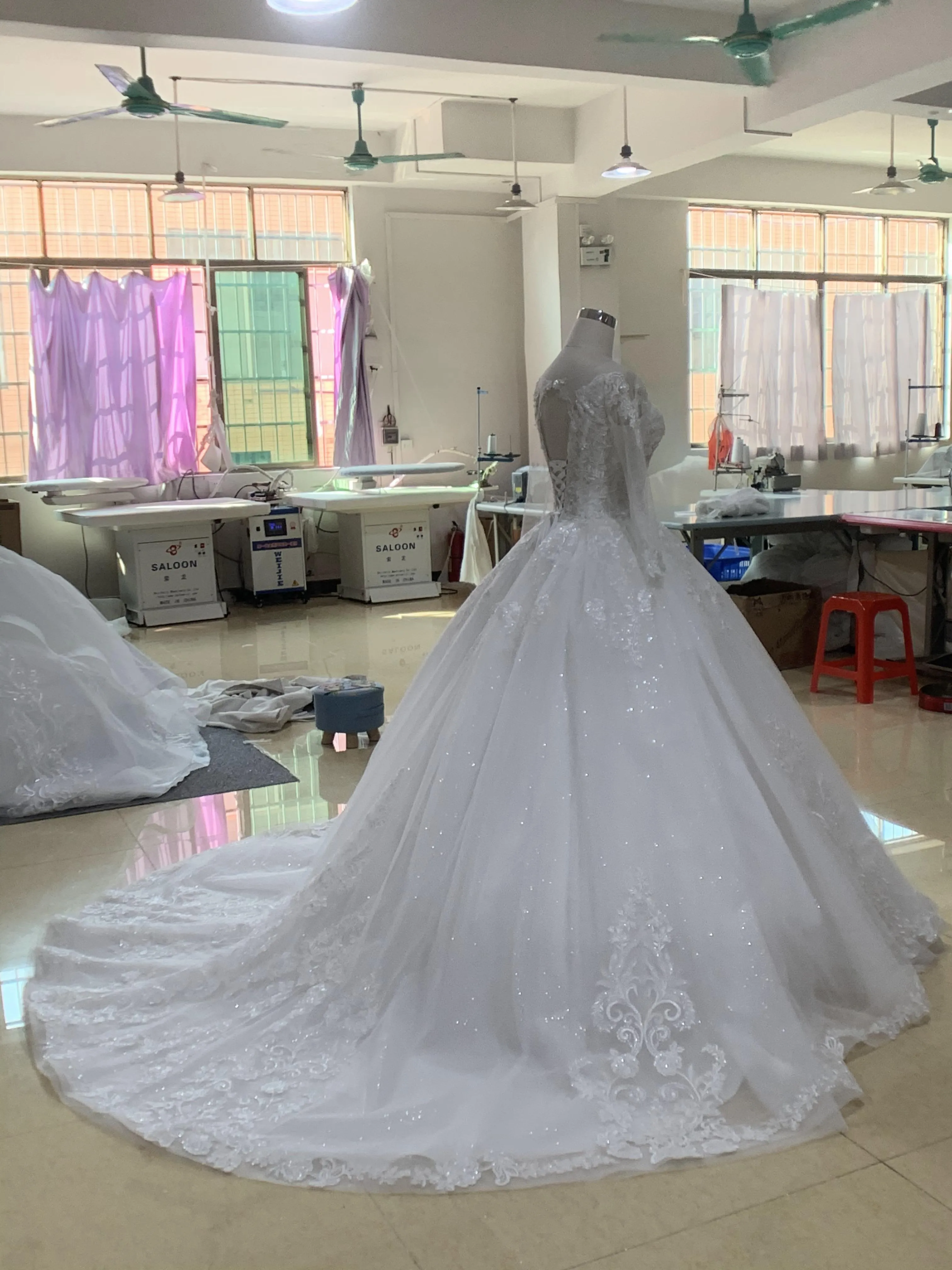 BYG luxury sweetheart long sleeves wedding dress lace up