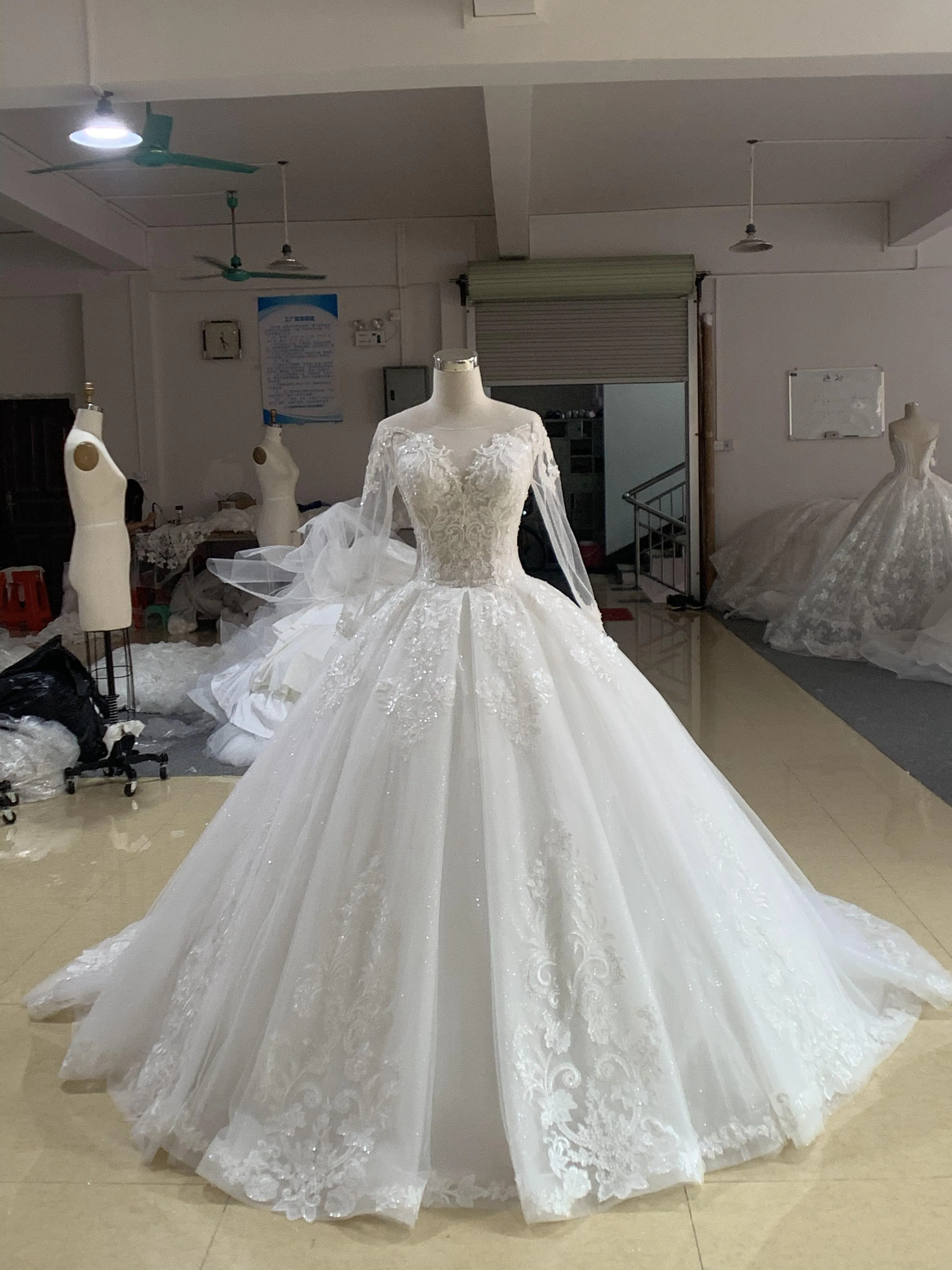 BYG luxury sweetheart long sleeves wedding dress lace up