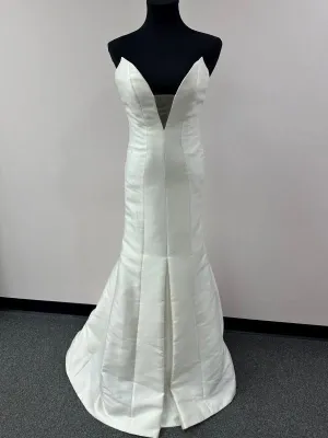 Carolina Herrera Size 0 Ivory Gown