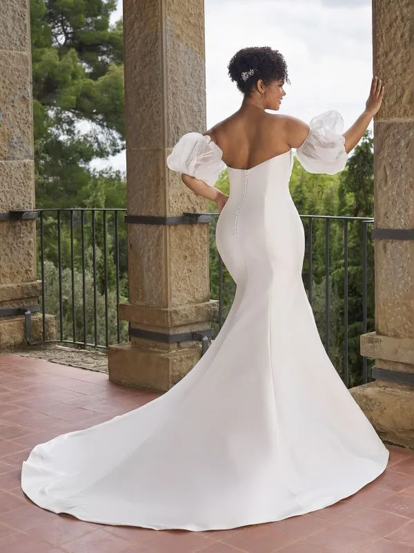 W1 White One Size 22 Rak Off White Gown