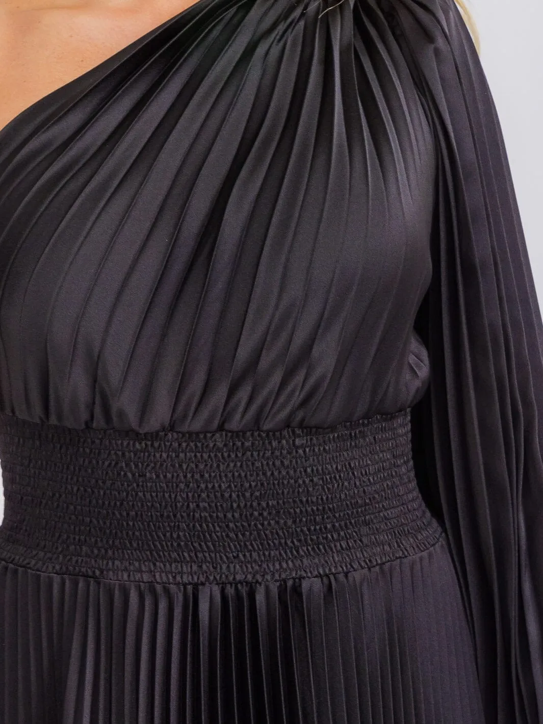 WOMEN'S ONE SHOULDER LONG BELL SLEEVE SMOCK WAIST PLEATED MAXI DRESS