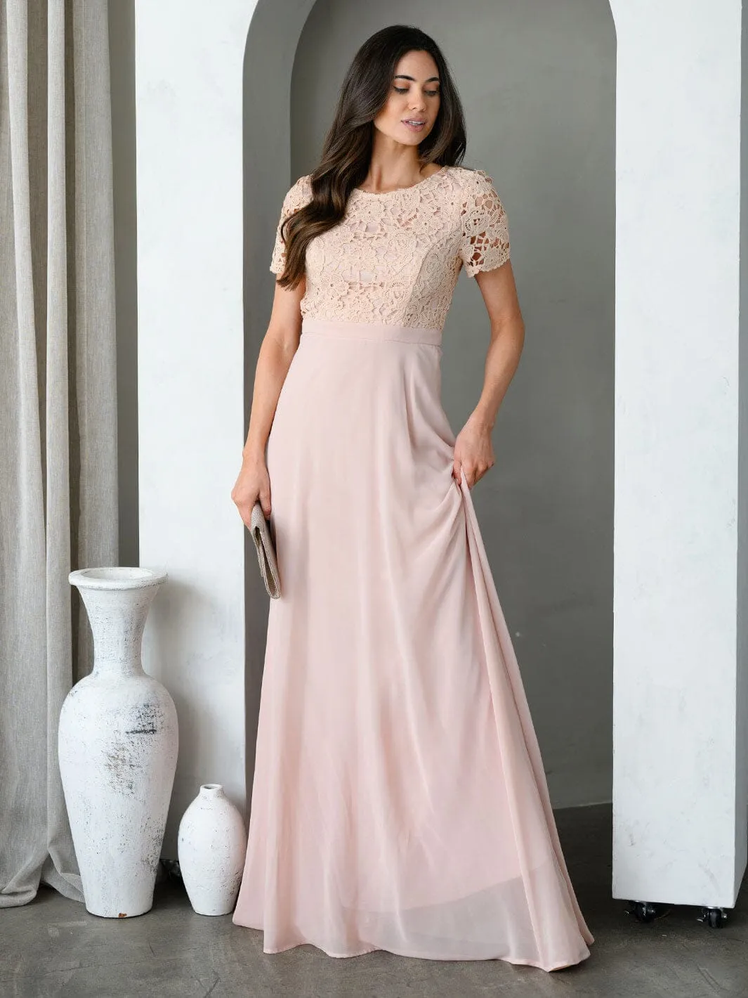 WOMEN'S SHORT SLEEVE LACE DETAILED OPEN BACK GOWN MAXI DRESS
