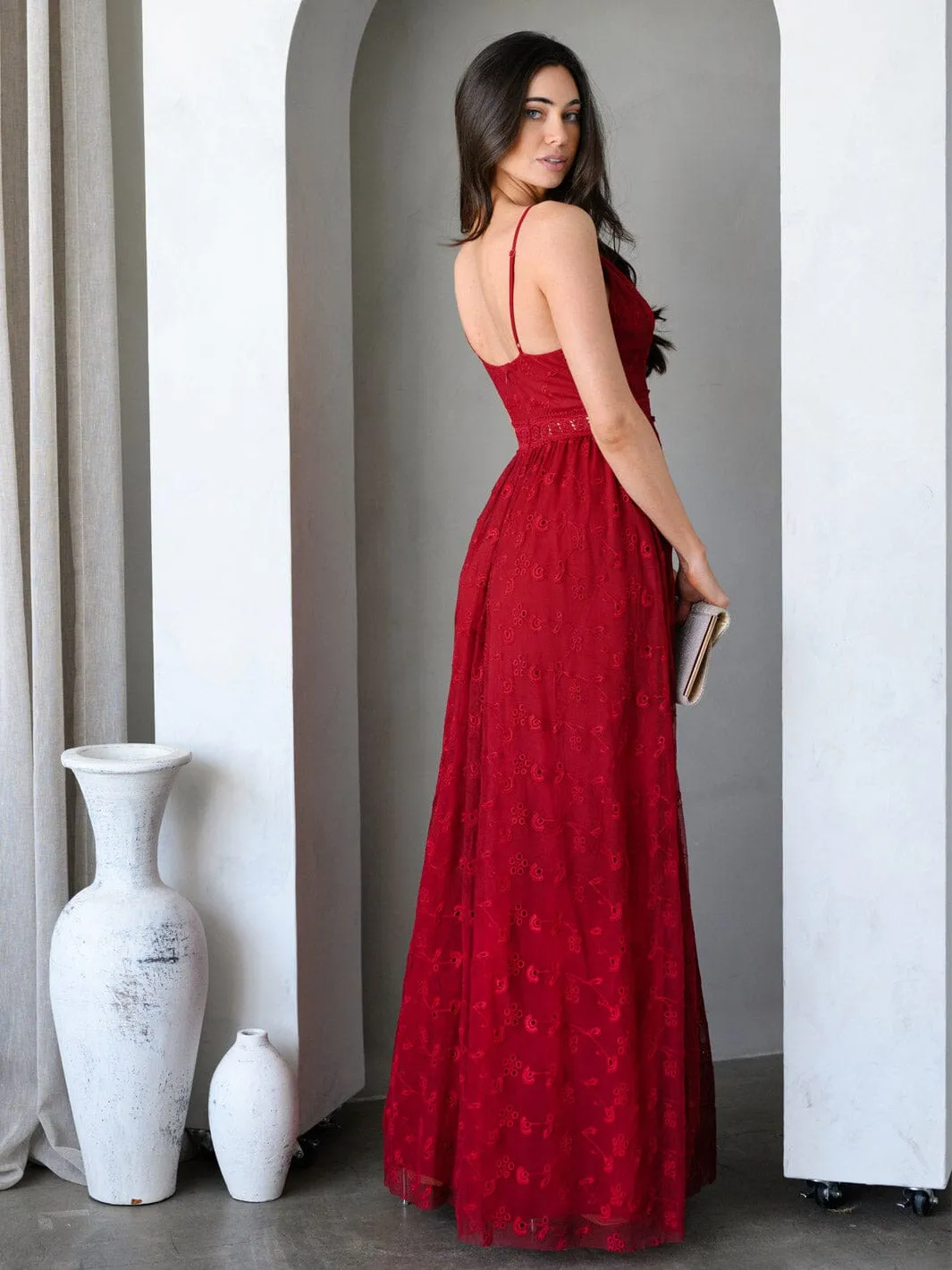 WOMEN'S SLEEVELESS V-NECK LACE EYELET DETAILED MAXI DRESS