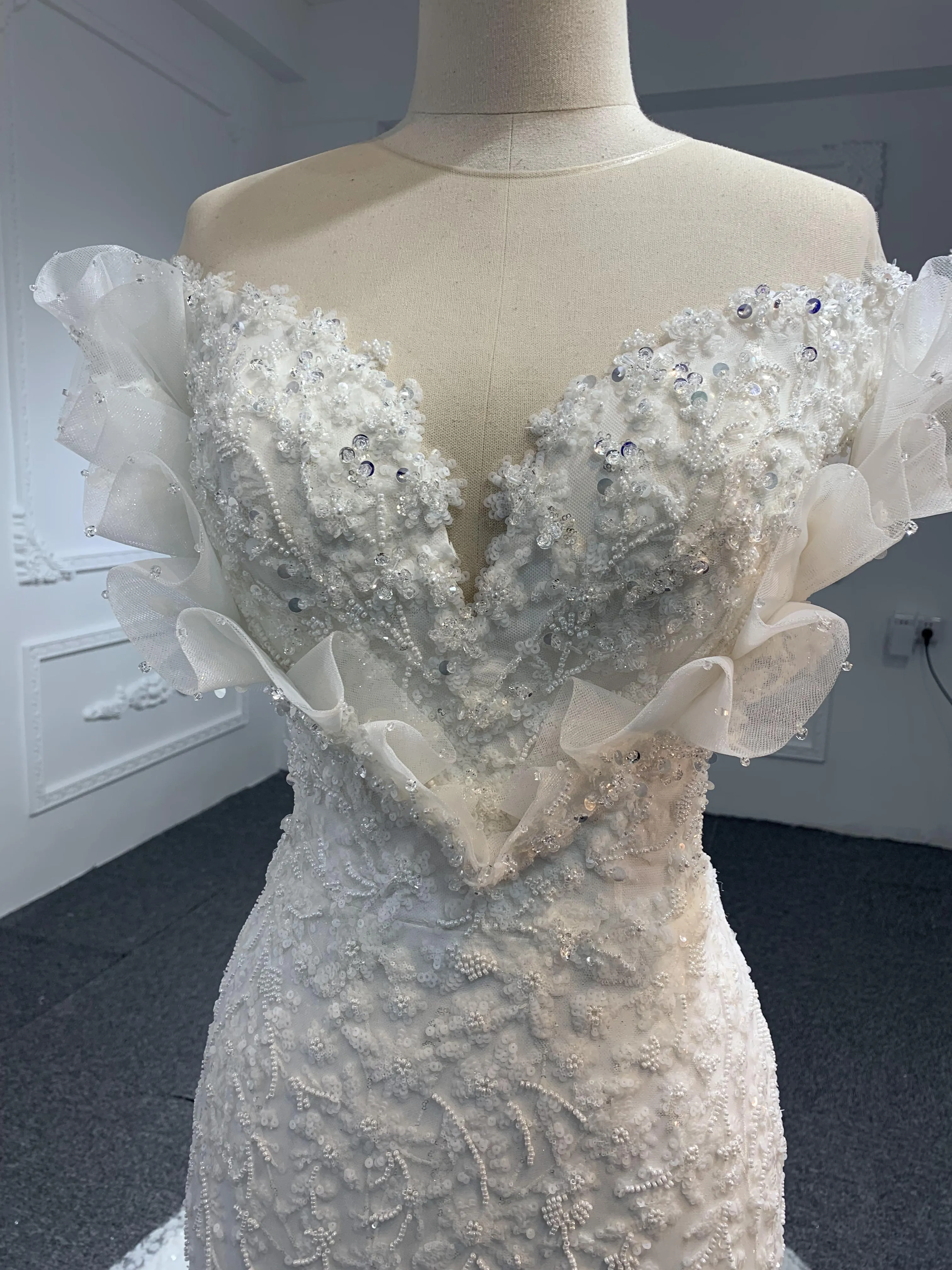Z005-Off White Sweetheart Neckline Wedding dress With Removable Frill